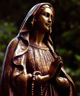 mother mary praying statue