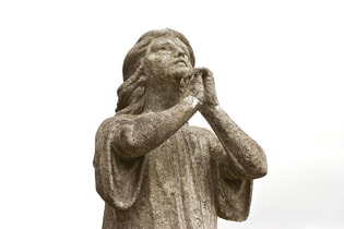 angel statue looking up praying